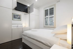 2 bedrooms, desk, iron/ironing board, WiFi