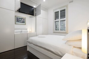 2 bedrooms, desk, iron/ironing board, WiFi