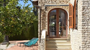Un bâtiment en pierre avec une porte en bois et des marches menant à un balcon.