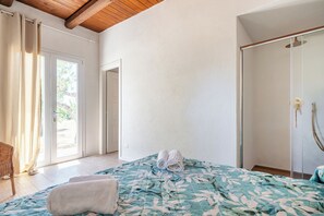 Family Villa, Multiple Bedrooms, 2 Bathrooms, Mountainside (Lamia Terra)