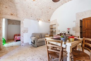 Family Villa, Multiple Bedrooms, 2 Bathrooms, Mountainside (Lamia Terra) | Interior