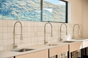 المنشأة من الداخل