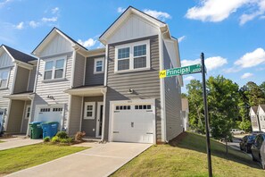 Front of property - Luxe 3BR Townhouse to Uptown Charlotte (Charlotte)