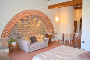 1 bedroom, free WiFi, bed sheets - Appartamento Vasaria B: A graceful studio apartment located in the historic center of Arezzo, with Free WI-FI. (Arezzo)