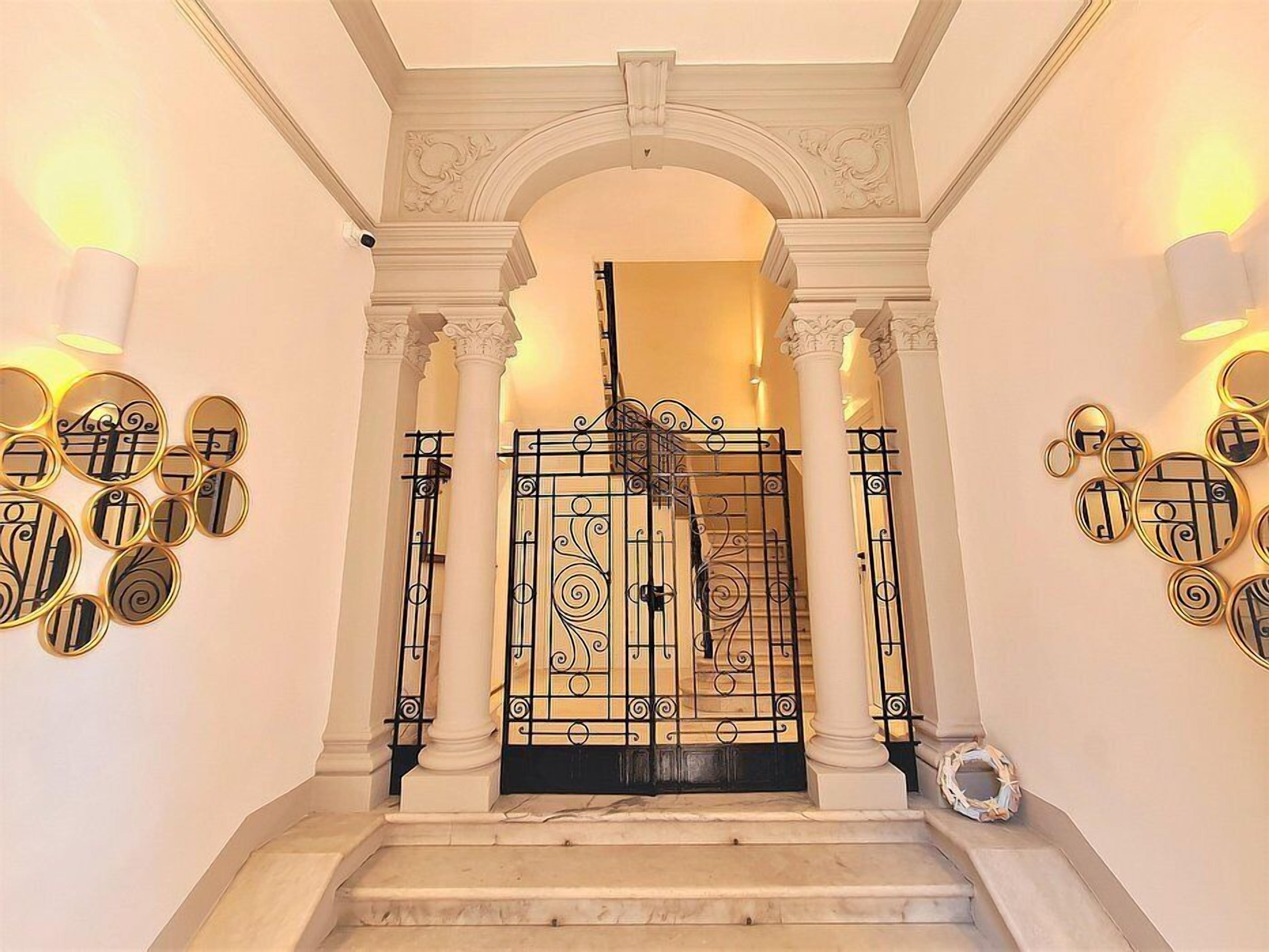 المنشأة من الداخل