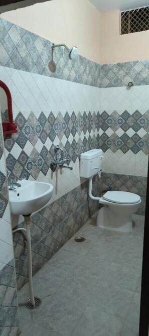 Basic Double Room | Bathroom | Shower, free toiletries, towels, soap - Sankatha Guest House (Varanasi)