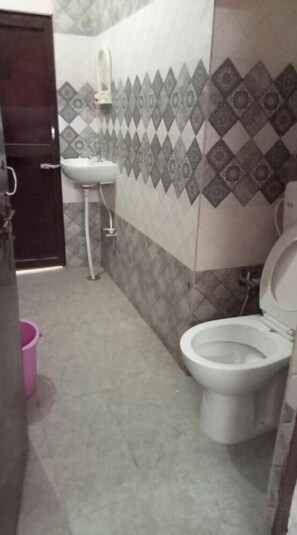 Chambre Double | Salle de bain | Douche, articles de toilette gratuits, serviettes fournies, savon