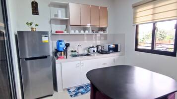Deluxe-Apartment, 1 Schlafzimmer, Balkon, Bergblick | Eigene Küche | Kühlschrank, Mikrowelle, Herdplatte, Kochgeschirr/Geschirr/Besteck