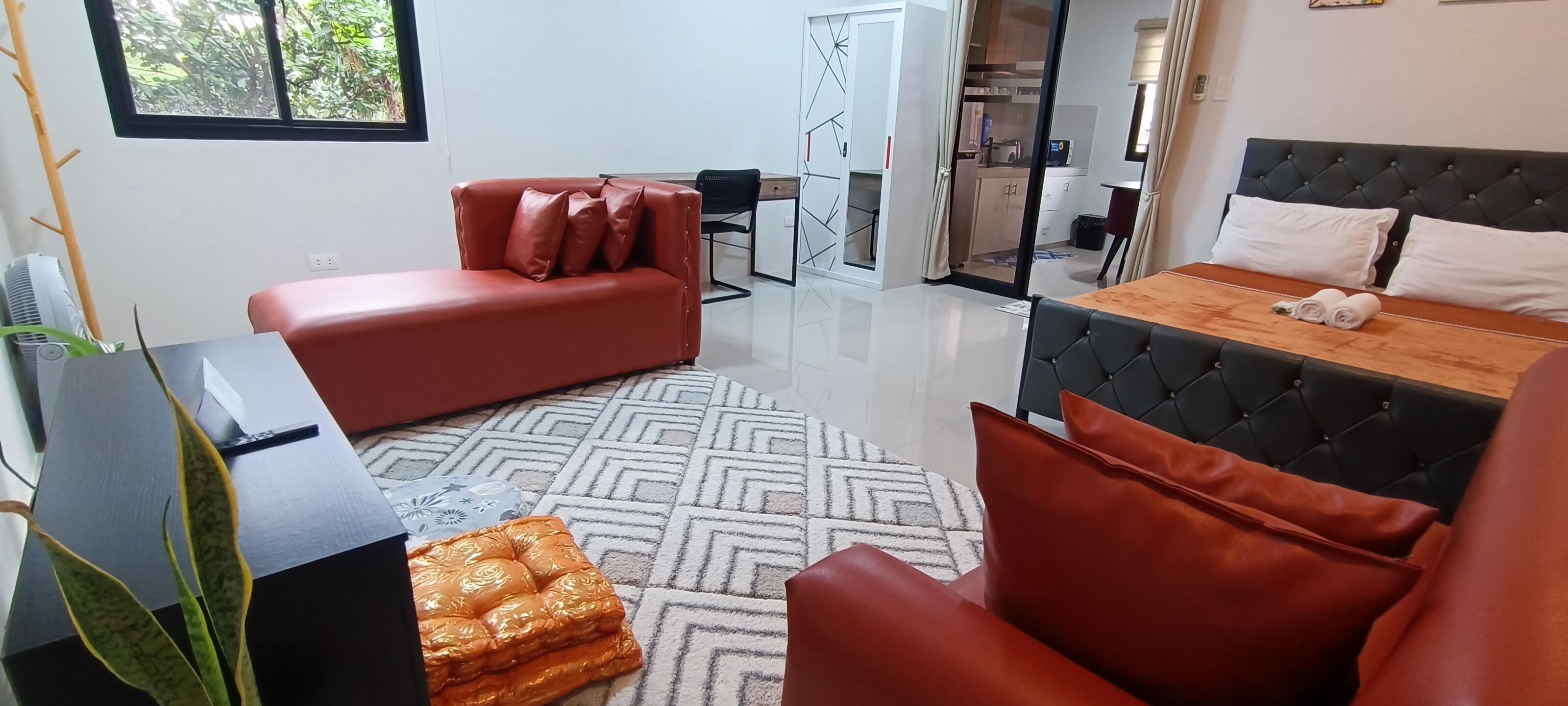 Deluxe kamer, balkon, uitzicht op resort | Woonruimte | Een 50-inch smart-tv met digitale zenders, Netflix en streamingdiensten