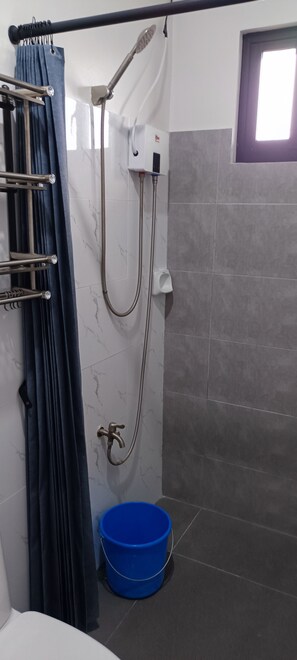 Ducha, artículos de tocador gratuitos, bidet, toallas