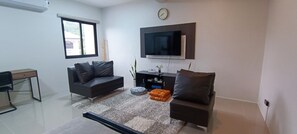 Deluxe Apartment, 1 Bedroom, Balcony, Mountain View | Living area