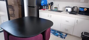 Chambre Deluxe, balcon, vue sur le complexe | Cuisine privée | Réfrigérateur, four à micro-ondes, surface de cuisson, cuiseur à riz