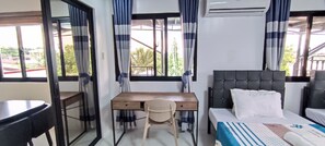 Chambre Deluxe, balcon, vue sur le complexe | Bureau, espace de travail pour ordinateurs portables