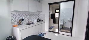 Deluxe Apartment, 1 Bedroom, Balcony, Mountain View | Private kitchen