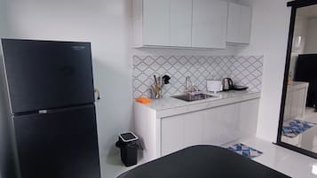 Deluxe Apartment, 1 Bedroom, Balcony, Mountain View | Private kitchen | Fridge, microwave, stovetop, cookware/dishes/utensils