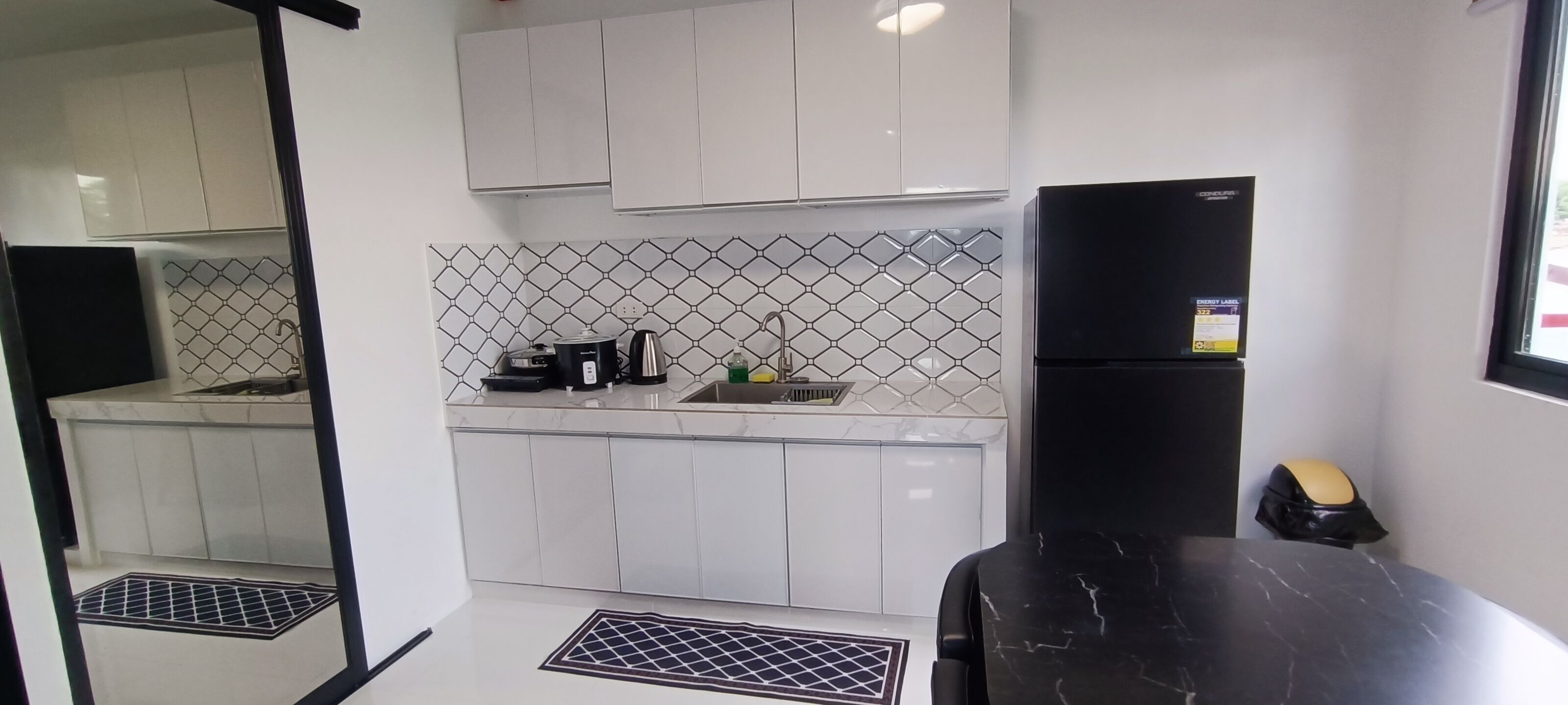 ثلاجة، ميكروويف، موقد طهي مسطح، جهاز طهي للأرز