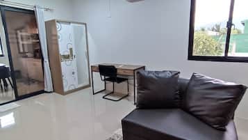Apartamento luxo, 1 quarto, sacada, vista para a montanha | Área de estar | Smart TV 50 polegadas com canais digitais, Netflix