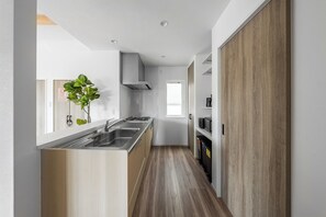 Geladeira, micro-ondas, cooktop, lava-louças