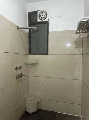 Een douche, gratis toiletartikelen, handdoeken, zeep