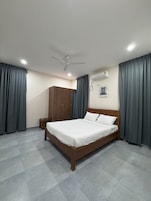Muebles diferentes, tabla de planchar con plancha y wifi gratis