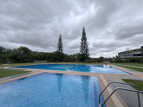 Una piscina al aire libre