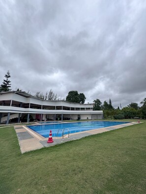 Outdoor pool - Tranquil Vacations (Doddaballapur)