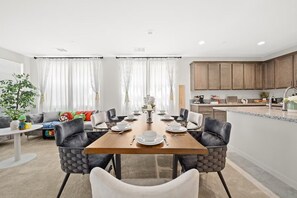 Dining - Super Mario/5BD/3BA/7BEDS/3TVS/Near Airpot/Clean (Ontario)