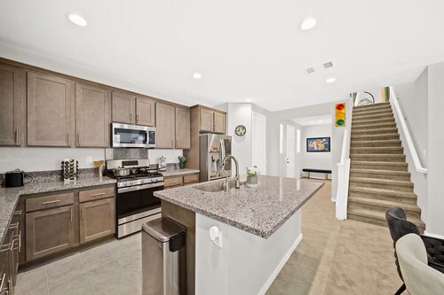 Super Mario/5BD/3BA/7BEDS/3TVS/Near Airpot/Clean