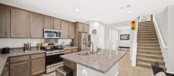 Super Mario/5BD/3BA/7BEDS/3TVS/Near Airpot/Clean