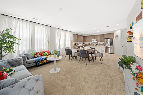 Smart TV - Super Mario/5BD/3BA/7BEDS/3TVS/Near Airpot/Clean (Ontario)