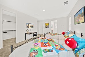 5 bedrooms, travel cot, WiFi - Super Mario/5BD/3BA/7BEDS/3TVS/Near Airpot/Clean (Ontario)