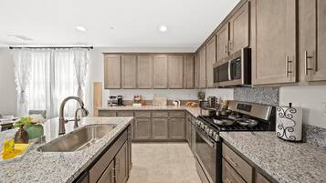 Réfrigérateur, micro-ondes, four, lave-vaisselle