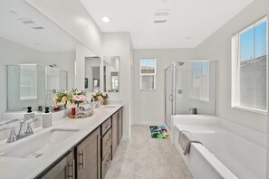 Shower, hair dryer, bidet, towels - Super Mario/5BD/3BA/7BEDS/3TVS/Near Airpot/Clean (Ontario)