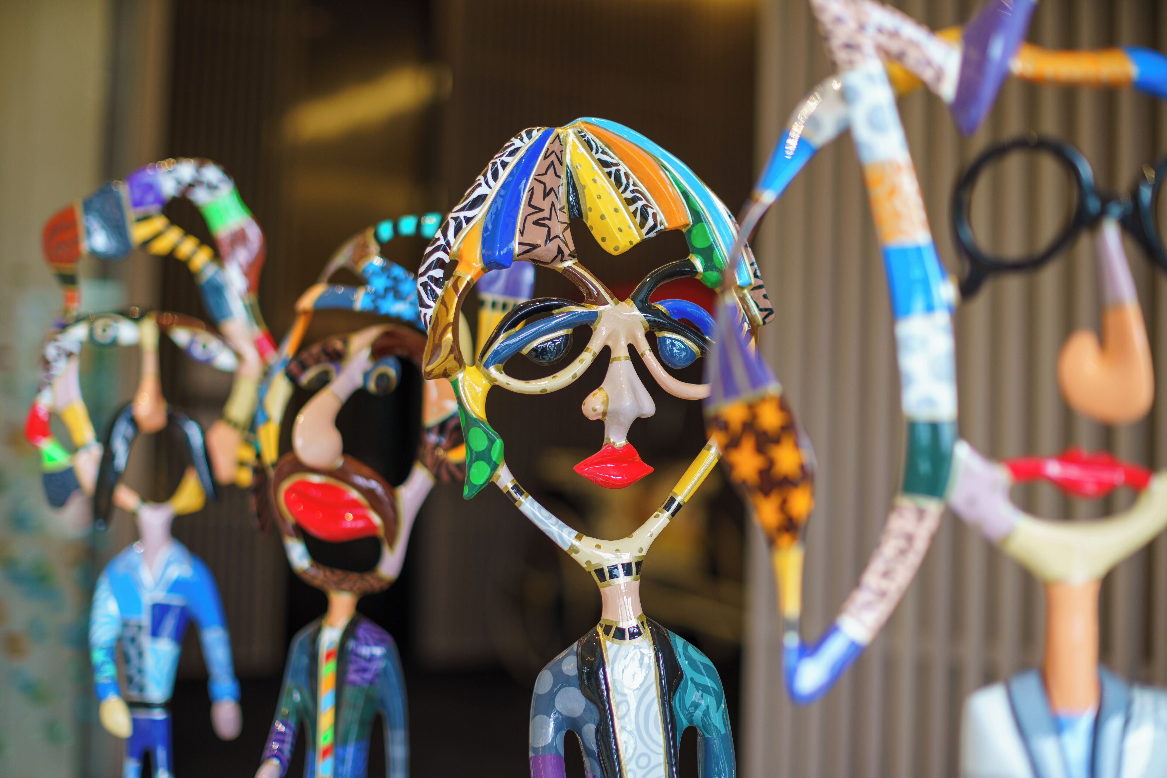 Un insieme di sculture astratte e colorate.