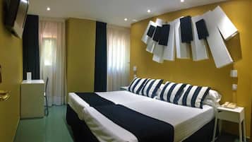 Habitación Deluxe con 2 camas individuales, 1 cama matrimonial | Ropa de cama de alta calidad, camas con efecto memoria y escritorio