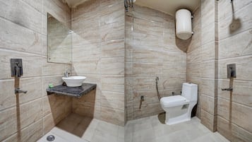 Chuveiro, secador de cabelo, toalhas de banho, sabonete
