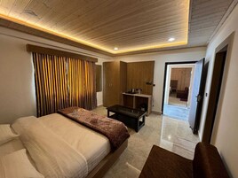 Deluxe Room, Mountain View | Desk, laptop workspace, free WiFi