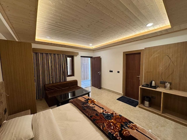 Rom – deluxe, fjellutsikt | Skrivebord, skrivebord for bærbar PC og wi-fi (inkludert)