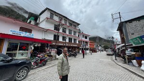 A street with a medical clinic, a hotel, and shops. - Hotel Kuber Palace Badrinath (Badrinath)