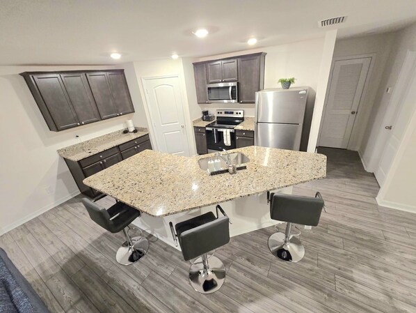 Refrigerador, microondas, horno, placa de cocina