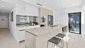 Refrigerador, microondas, horno, placa de cocina