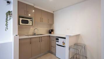 Kjøleskap, mikrobølgeovn, kokeplater og kaffetrakter/tekoker