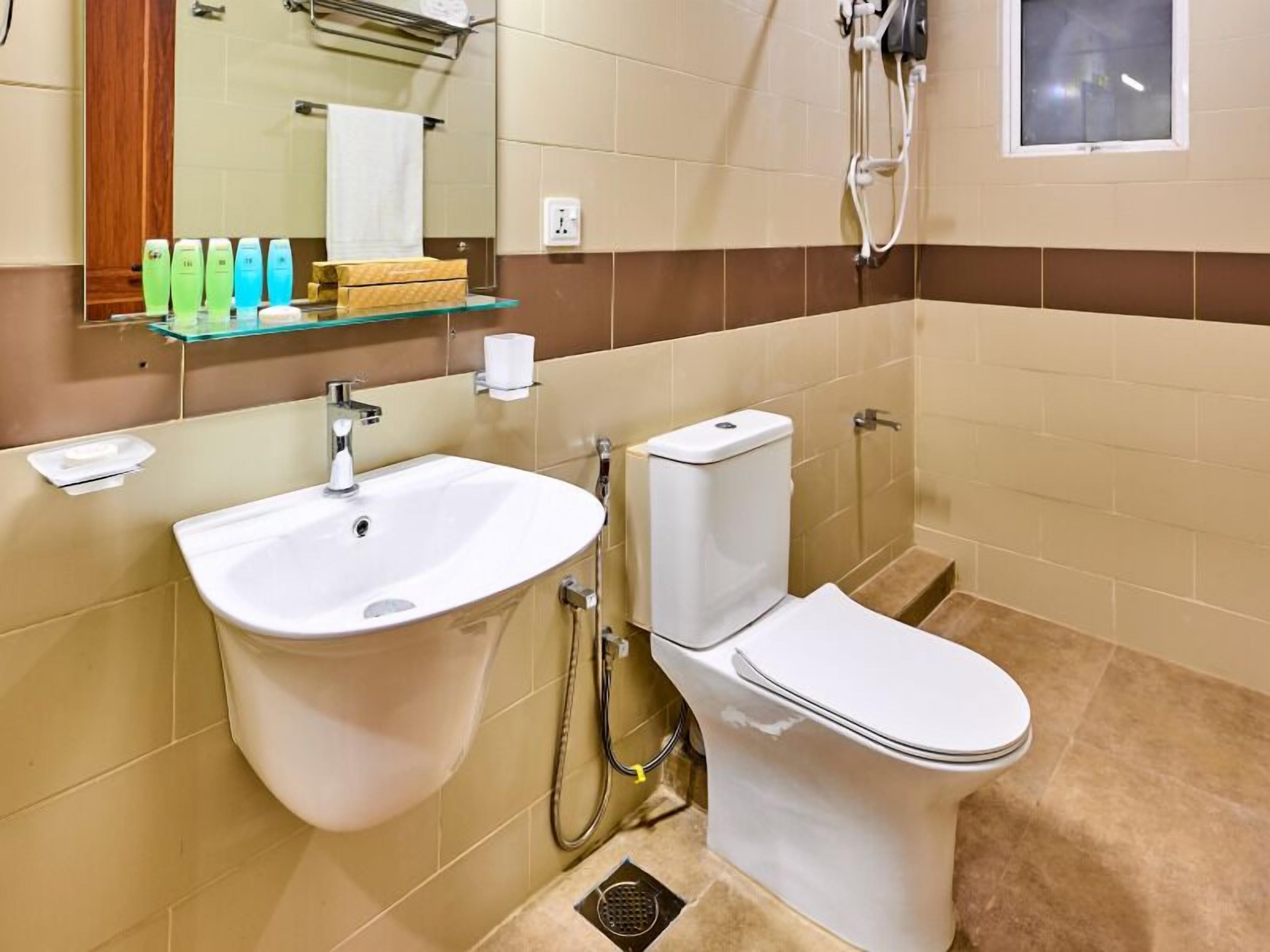 Shower, perlengkapan mandi gratis, pengering rambut, dan kloset
