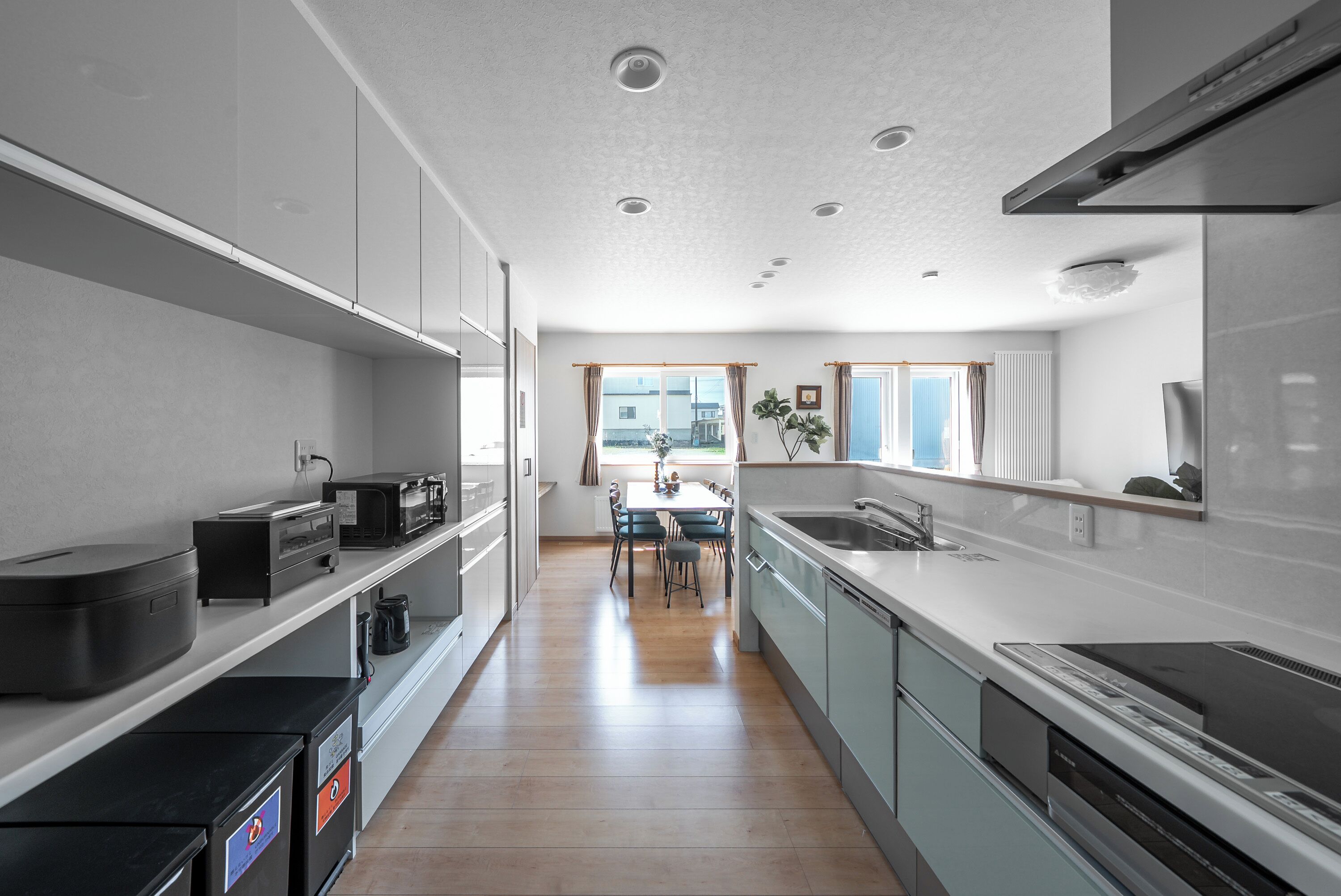 Jääkaappi, mikroaaltouuni, liesi, astianpesukone