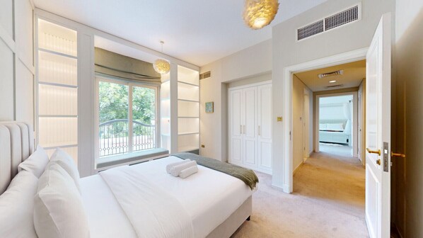 4 bedrooms, desk, iron/ironing board, WiFi