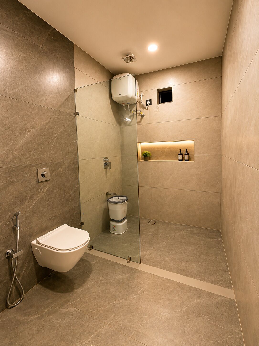 Une salle de bain moderne avec une douche à parois de verre, des toilettes blanches et une étagère contenant des articles de toilette.