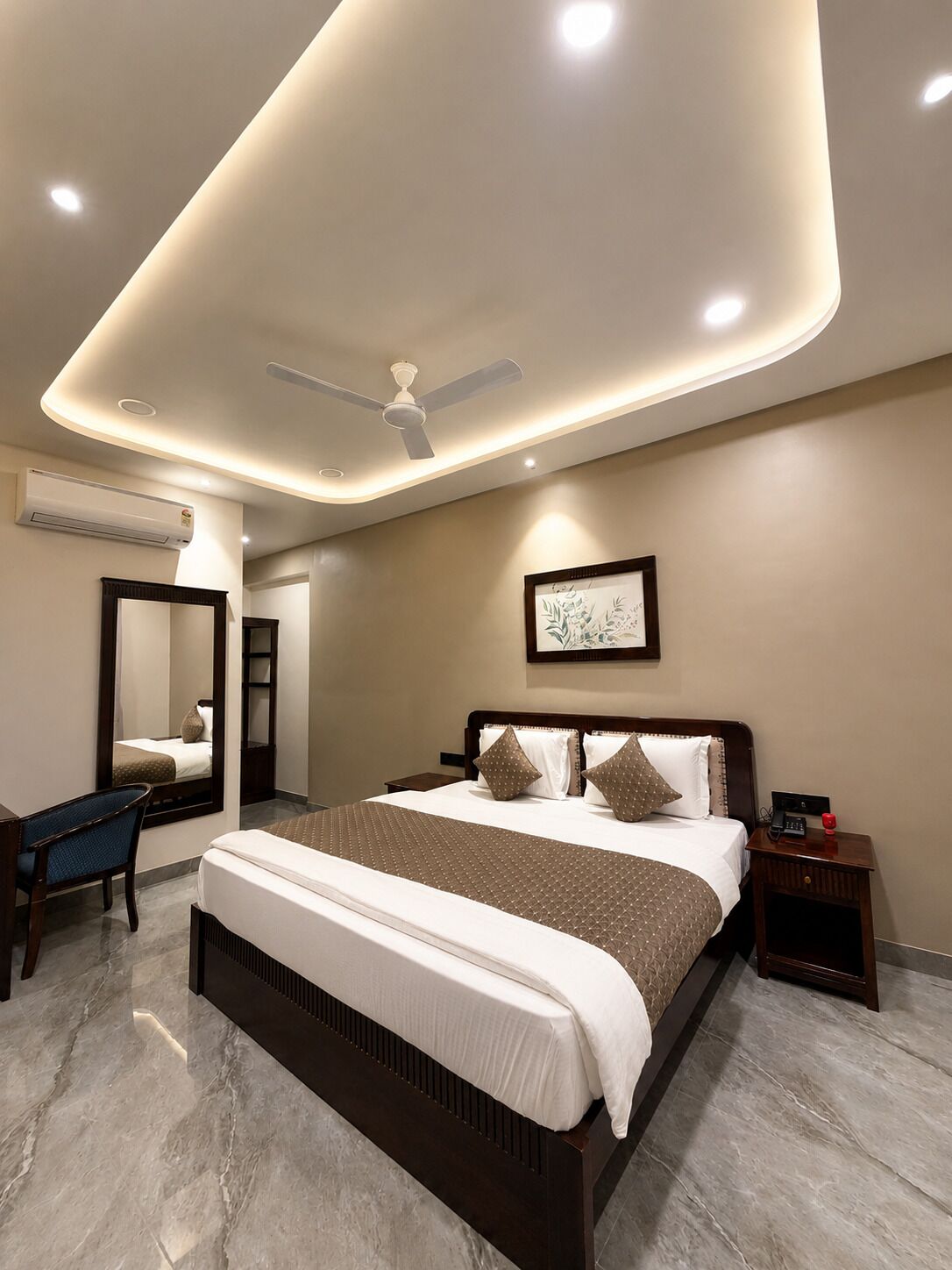 Quarto de hotel moderno com uma cama grande, uma escrivaninha e um ventilador de teto.