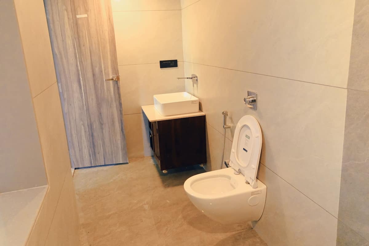 Chambre Double Deluxe, vue montagne | Salle de bain | Douche, articles de toilette gratuits, chaussons, serviettes fournies