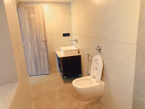 Chambre Deluxe double, vue sur la montagne | Salle de bain | Douche, articles de toilette (gratuits), pantoufles, serviettes fournies