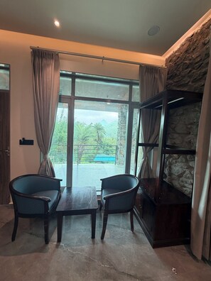 Chambre Double Premium, vue montagne | Coin séjour